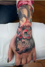 Female hand domineering wolf head tattoo picture to enjoy pictures