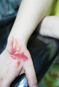 Flickor hand trend klassisk färg liten guldfisk tatuering mönster