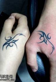 Rokas tīģera mutes totēma tetovējuma modelis
