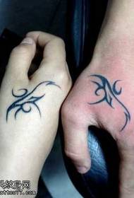 Mano tatuaggio tigre bocca totem tatuaggio