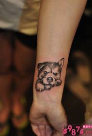 Slika psećeg zgloba tetovaža glave psa