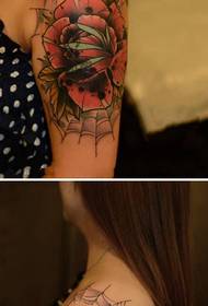 Meisje creatieve spinnenweb bloem arm tattoo foto