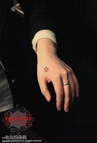 Mala svježa ručna tetovaža zvijezda s petokrakom djeluje