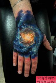 Modello di tatuaggio colorato cielo stellato sul dorso della mano