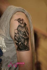 I-Creative crow triangle skull enkulu ingalo tattoo isithombe