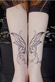 Сестры-близнецы вручают красивую цветочную картину татуировки бабочки