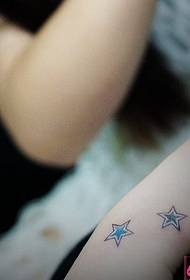 手首の新鮮な星のタトゥー画像