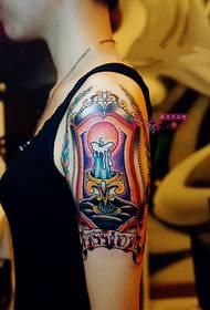 Pictiúr tattoo lámh bláth cúlghearrtha bláth