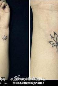 Tatuajul mic de frunze de arțar de mână funcționează
