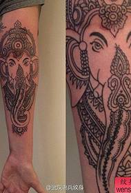 Тетоважа шоу, препорачуваат рака како тетоважа на бог