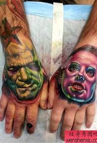 un orribile tatuaggio di ritratto europeo e americano sul dorso della mano