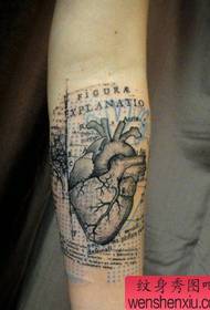 Modello di tatuaggio a cuore a un braccio