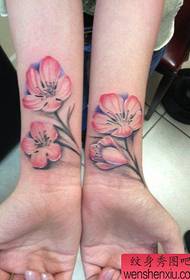 Meedchen Handgelenk populär schéine Blummen Tattoo Muster