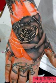 un bellissimo tatuaggio rosa sul dorso della mano