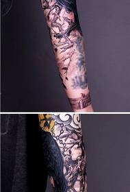 Kūrybinga gėlių rankos varna su sausa šakelės tatuiruotės nuotrauka