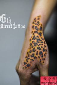 Un model frumos de tatuaj de leopard pentru mâna unui băiat