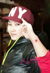 Lite vakker jente håndleddet krone tatoveringsbilde