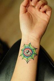 Slika ženskog zgloba lijepe obojene paukove mrežne tetovaže oka