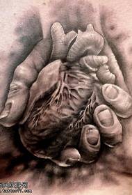 Patrón de tatuaxe de corazón na man