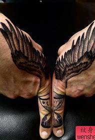 Pekerjaan tangan sayap tato