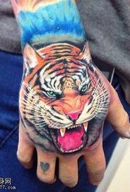 Modello di tatuaggio testa di tigre colorato a mano