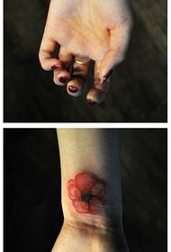 Kicsi és gyönyörű kis virágos tetoválásmintázat a lányok csuklójára