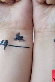 Kis friss nő kezét béke galamb tetoválás munka