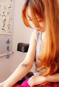 Bellesa pura i bella i bella imatge de la imatge del tatuatge de la mà