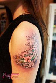 Foto di tatuaggio tradizionale con braccio a onda di ciliegio