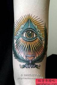 Pieni tuore käsi siivet silmä tatuointi toimii