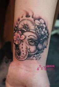 Сімпатычны малюнак татуіроўкі на запясці маленькага слана бога