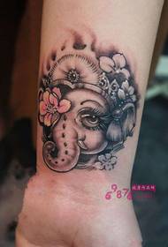 Schattige kleine olifant god pols mode tattoo foto