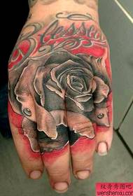 personigita roza tatuaje sur la dorso de la mano