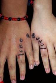 Rankų pora anglų abėcėlės kinų simbolių tatuiruotės modelis
