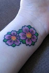 सुंदर कलाई केवल सुंदर बैंगनी फूल टैटू पैटर्न तस्वीर
