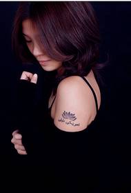 Vacker kvinnas arm bara vacker lotus text tatuering bild