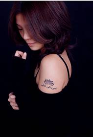 Bella immagine solo del tatuaggio del loto del braccio della bella donna