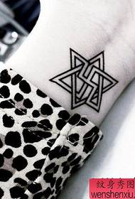 Tatuaggio a stella a sei punte da polso da donna