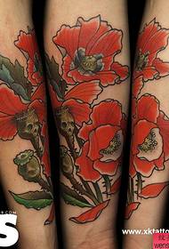 Un tatouage de fleur créatif travaille dans la main
