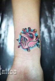 De polsen van meisjes zijn mooie en populaire tattoo-patronen met kleine hartjes
