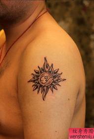 Motif de tatouage soleil gros bras