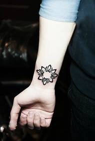 Creatieve zwarte grijze bloem tattoo foto