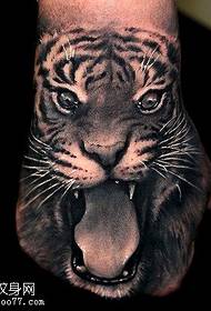 Gepersonaliseerd hand tijgerhoofd tattoo patroon verzorgd door tattoo