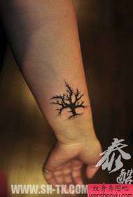 Poignets de filles, petits et populaires tatouages en totem
