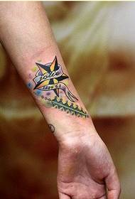 Gambar tato bintang lima ujung yang indah yang dilukis dengan tangan berwarna-warni