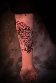 Kreatyf wolf spoekearm tatoeageôfbylding
