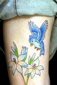 Hand mooie en mooi ogende lelie en vogel tattoo patroon foto's