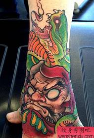 Consiglia un tatuaggio Dharma sul dorso della mano.
