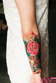 Rašalo mažos gėlių rankos rožės tatuiruotės paveikslėlis