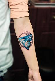 Radošs trīsstūra zilā zvaigžņota tetovējuma attēls
